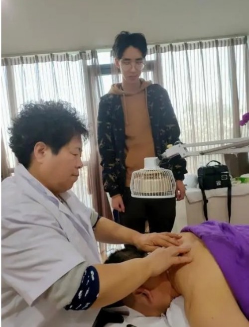 礼赞八一  特别报道 著名正骨疗法专家—张守彬